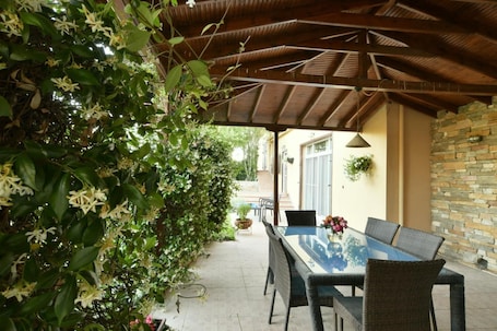 Spacious Luxury 4-Bedroom Villa with Private Pool and Garden